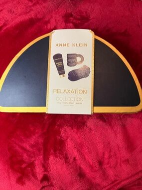 Anne Klein Relaxation Gift Set Navy Gold Mug Hand Lotion Fuzzy Socks New